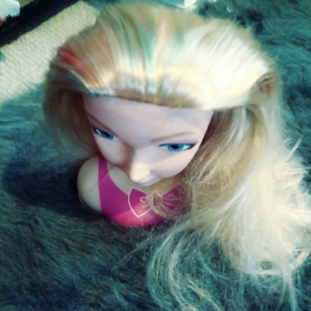 JoJo Siwa styling head